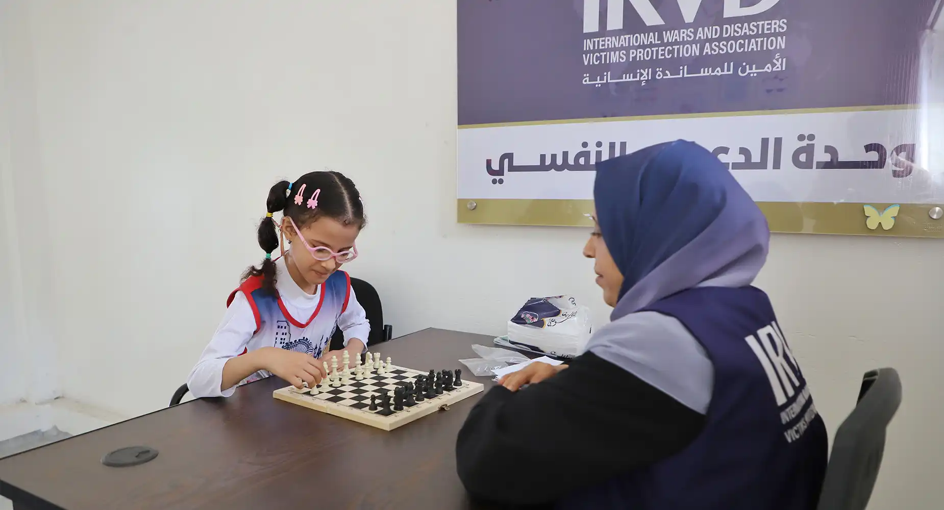 في مركز الأطراف الصناعية وإعادة التأهيل في تعز، لا يقتصر الاهتمام على العلاج الجسدي فقط، بل تمتد الرعاية إلى الدعم النفسي الشامل لمساعدة المستفيدين على تجاوز الصعوبات واستعادة ثقتهم بأنفسهم. من خلال جلسات استشارية متخصصة، يعمل فريقنا على تعزيز الصحة النفسية وبناء القوة الداخلية، لأن التعافي الحقيقي يبدأ من الداخل.