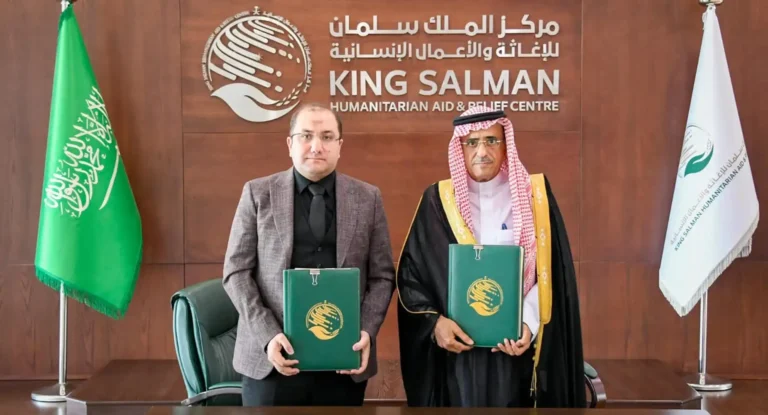 Signing an agreement to build an advanced healthcare center in Damascus with support from the King Salman Humanitarian Aid and Relief Center.